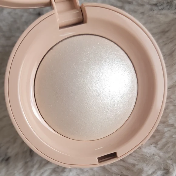 Enlighten - Rare Beauty Highlighter Selena Gomez - Picture 6 of 14